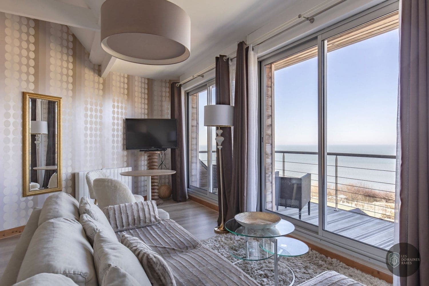 Salon chambre avec vue sur mer