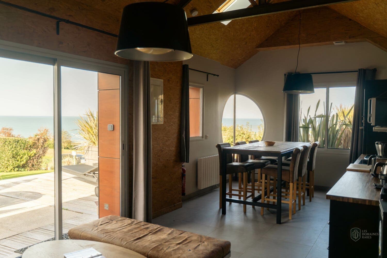 Coin repas et salon avec vue