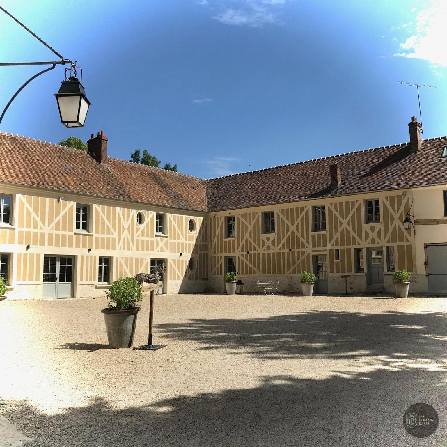 Vue extérieure du domaine Domaine du Plessis à Le en Île-de-France
