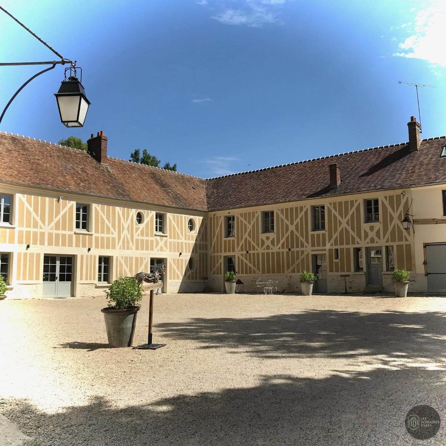 Vue extérieure du domaine Domaine du Plessis à Le en Île-de-France