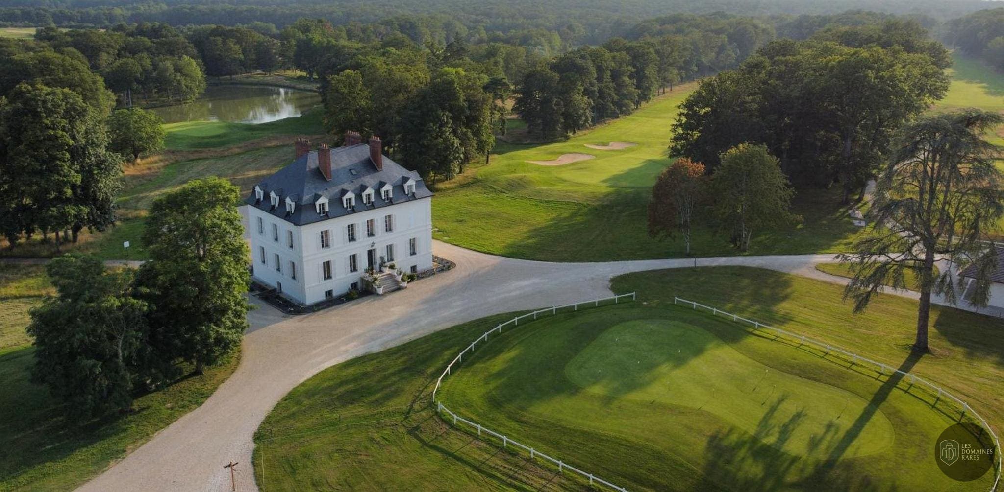 Vue extérieure du domaine Domaine du Roncemay à Chassy en Bourgogne-Franche-Comté