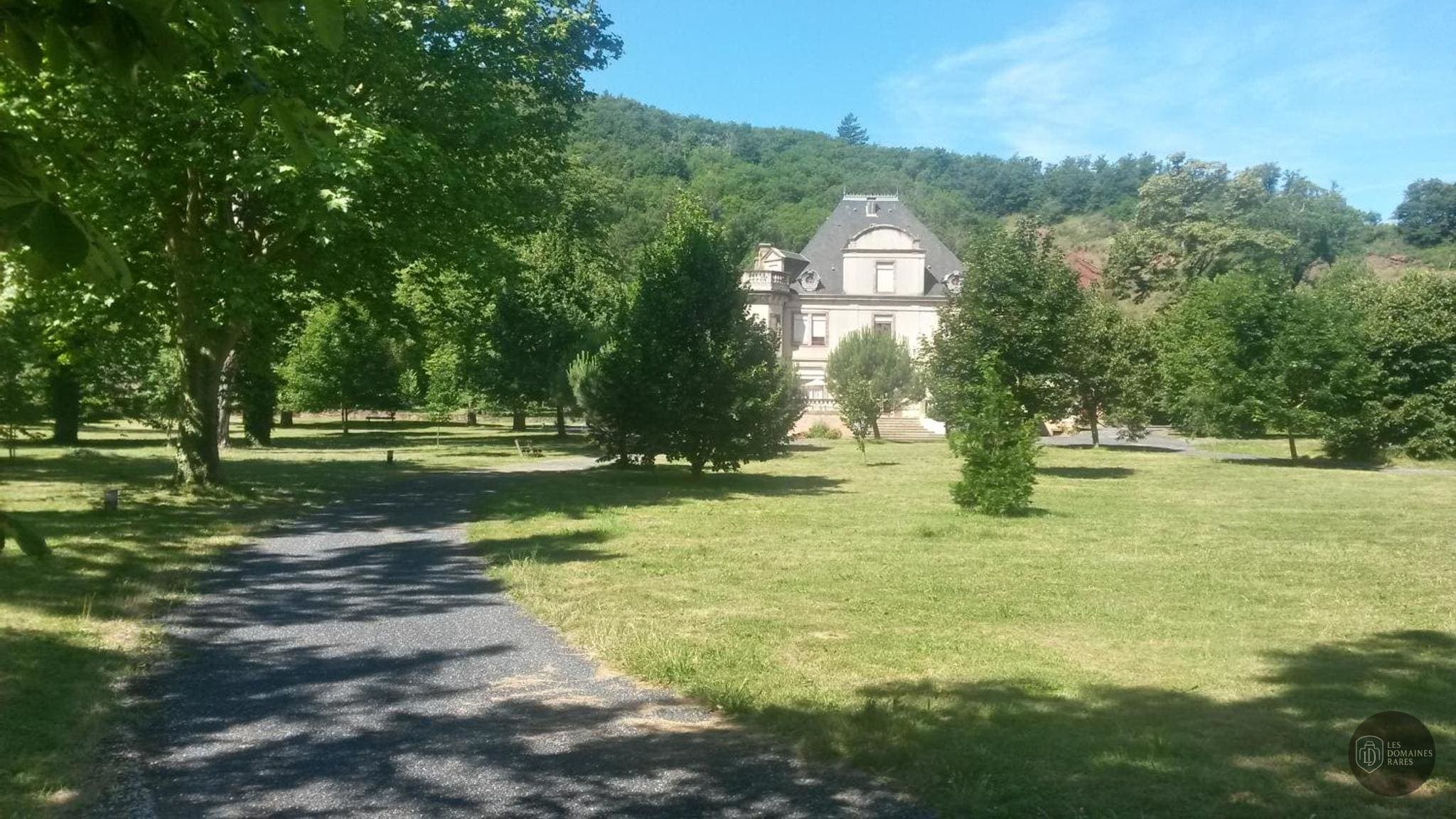 Vue de l'hôtel Domaine du Rougier à Camarès en Occitanie