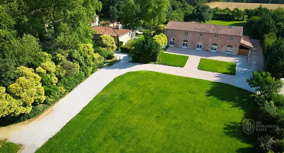 Vue extérieure du domaine Domaine du T en Occitanie