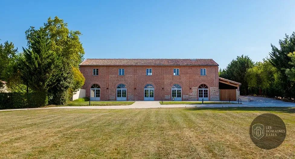 Vue extérieure du domaine Domaine du T en Occitanie