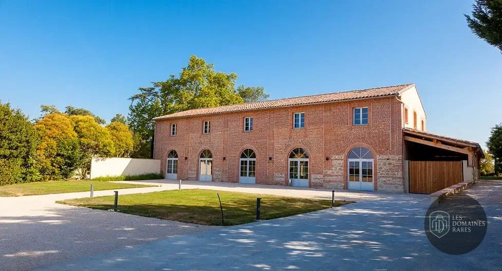 Vue extérieure du domaine Domaine du T en Occitanie