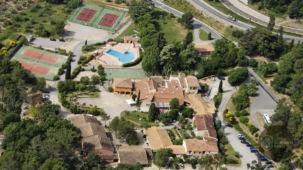 Vue extérieure de la résidence Domaine du Thronnet à Figanières en Provence-Alpes-Côte d'Azur