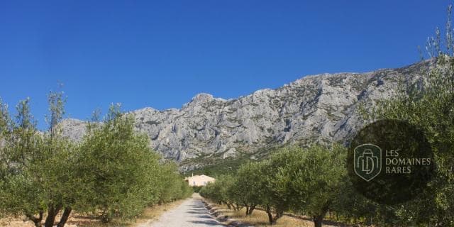 Vue extérieure de la résidence Domaine du Thronnet à Figanières en Provence-Alpes-Côte d'Azur