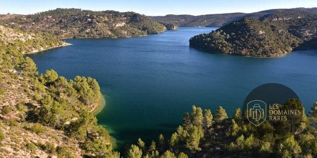 Vue extérieure de la résidence Domaine du Thronnet à Figanières en Provence-Alpes-Côte d'Azur
