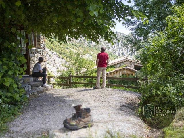Vue extérieure de la résidence Domaine du Thronnet à Figanières en Provence-Alpes-Côte d'Azur