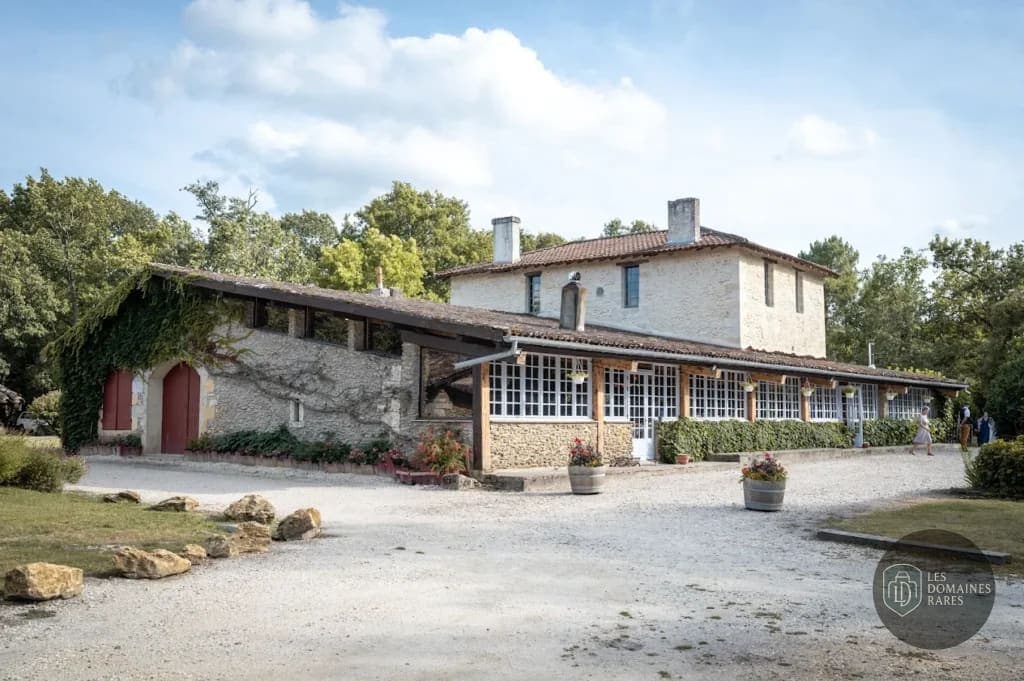 Vue extérieure du domaine Domaine du Vautrait en Nouvelle-Aquitaine