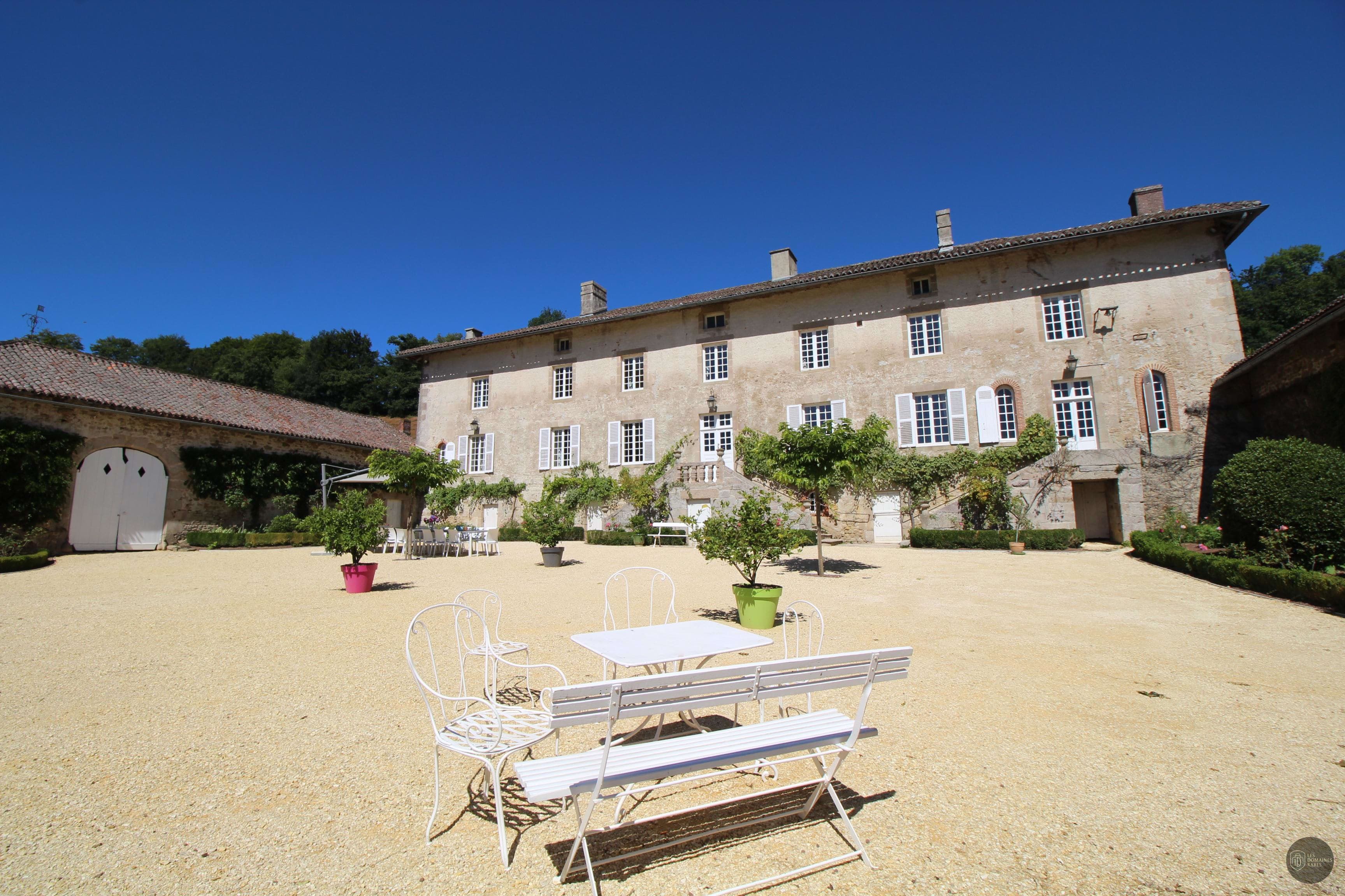 Vue extérieure du domaine Domaine du Vignau à La en Nouvelle-Aquitaine