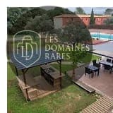 Bar extérieur, piscine et bâtiments