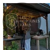 Bar extérieur éclairé avec personnes