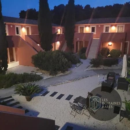 Cour intérieure et bâtiments de nuit