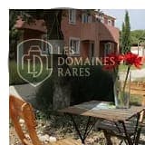 Terrasse avec table et fleurs