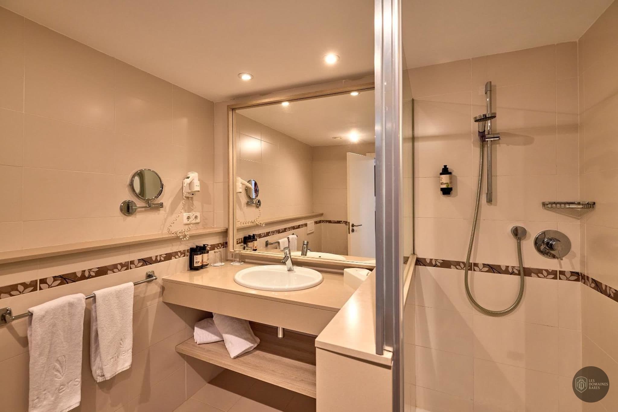 Salle de bain du lieu Don Camilo à Paris en Île-de-France