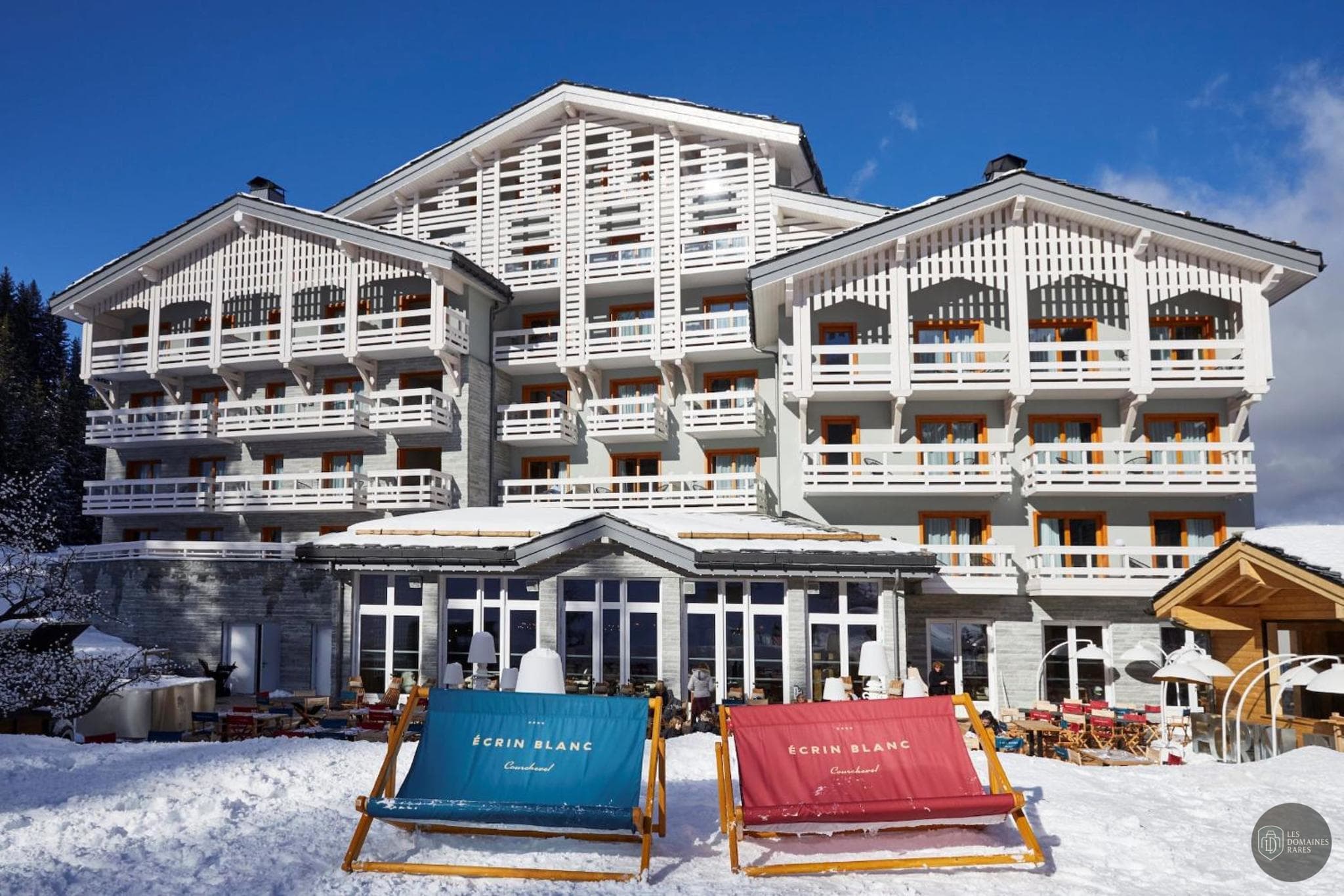 Vue extérieure de l'hôtel Ecrin Blanc Resort à Courchevel en Auvergne-Rhône-Alpes