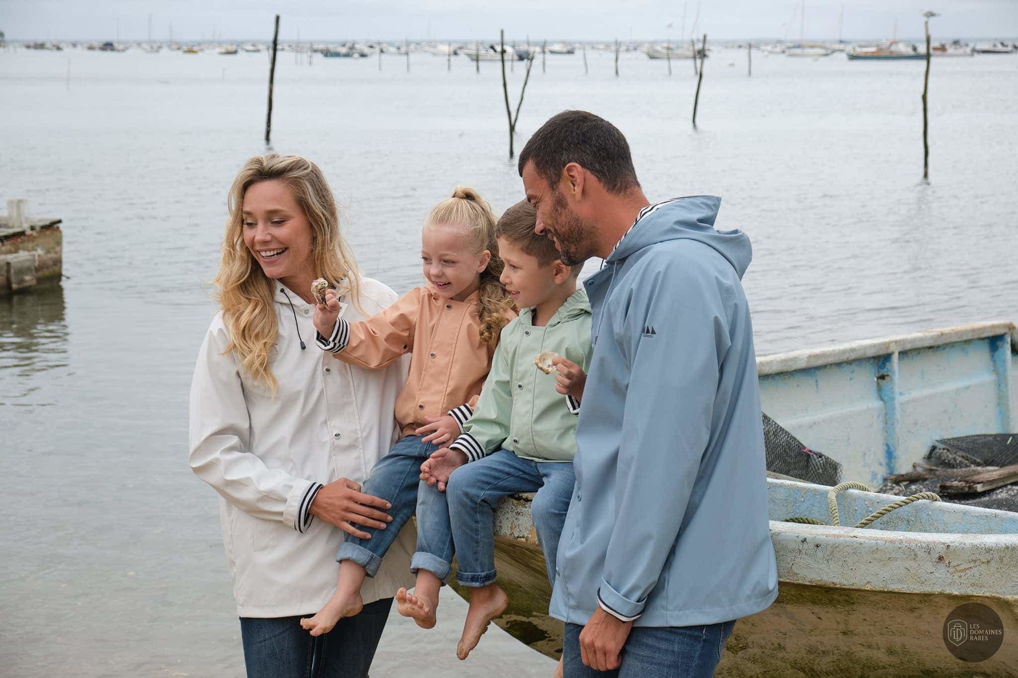 Famille près de la mer, vêtements