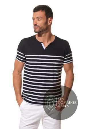 Homme portant un t-shirt marin