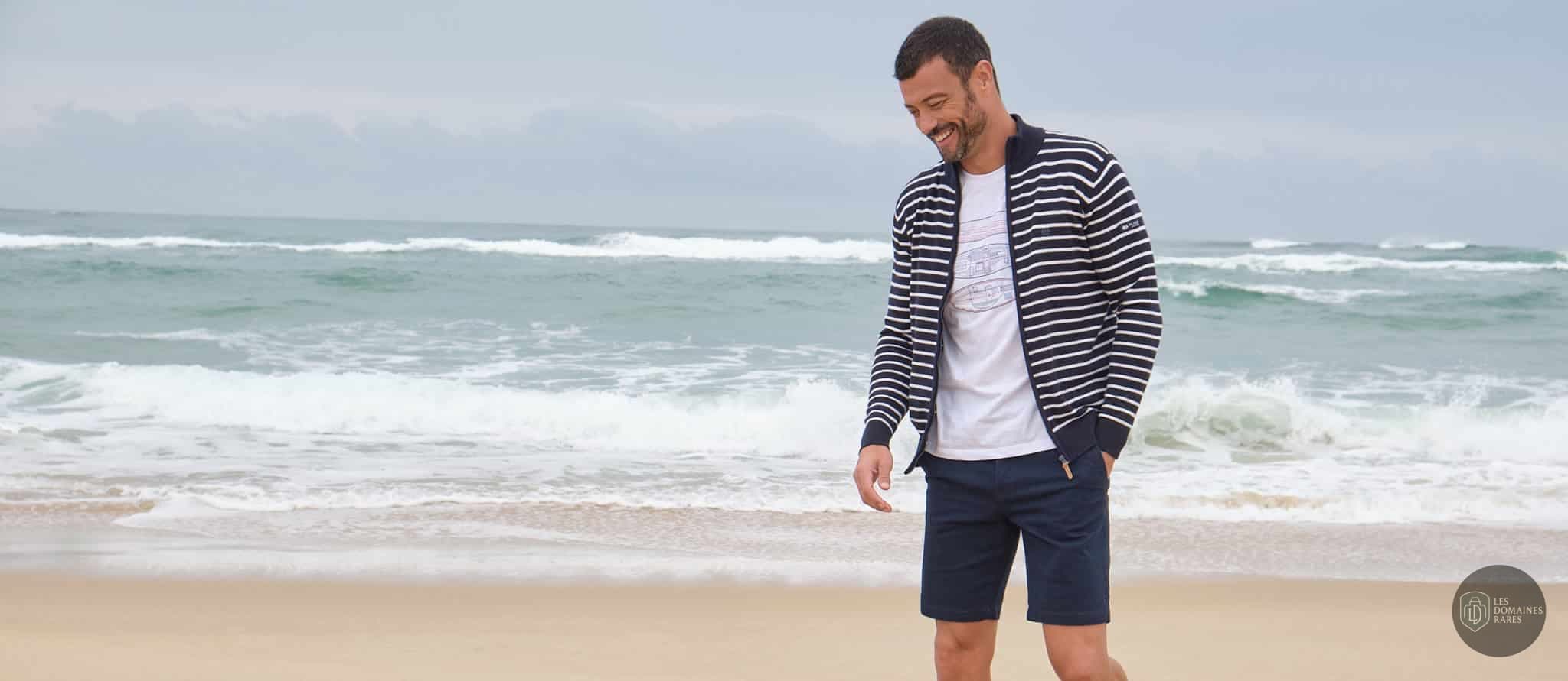 Homme sur la plage, océan en arrière-plan