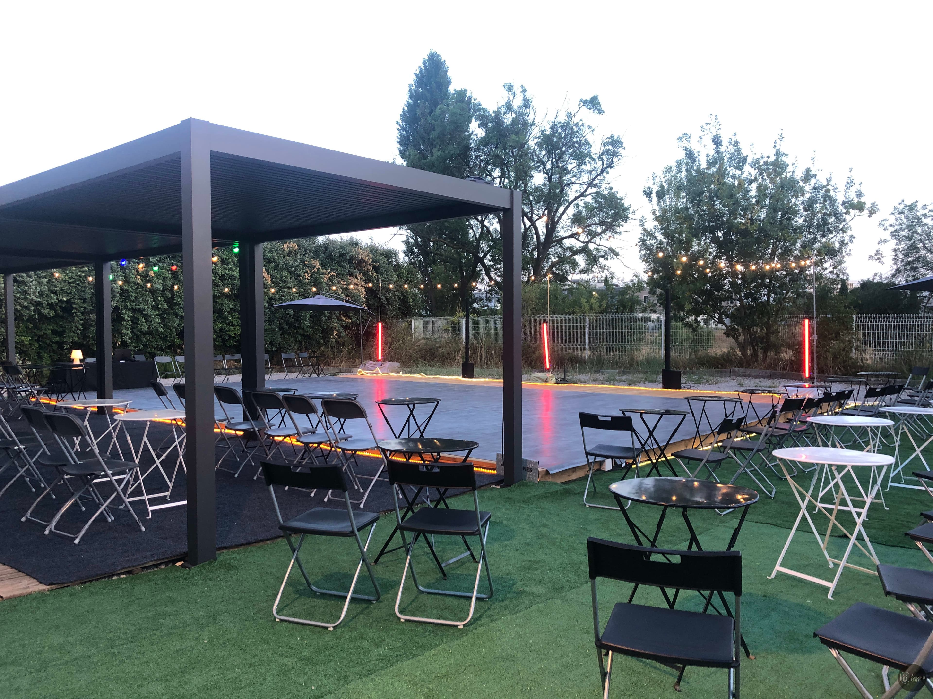 Terrasse extérieure avec tables et chaises