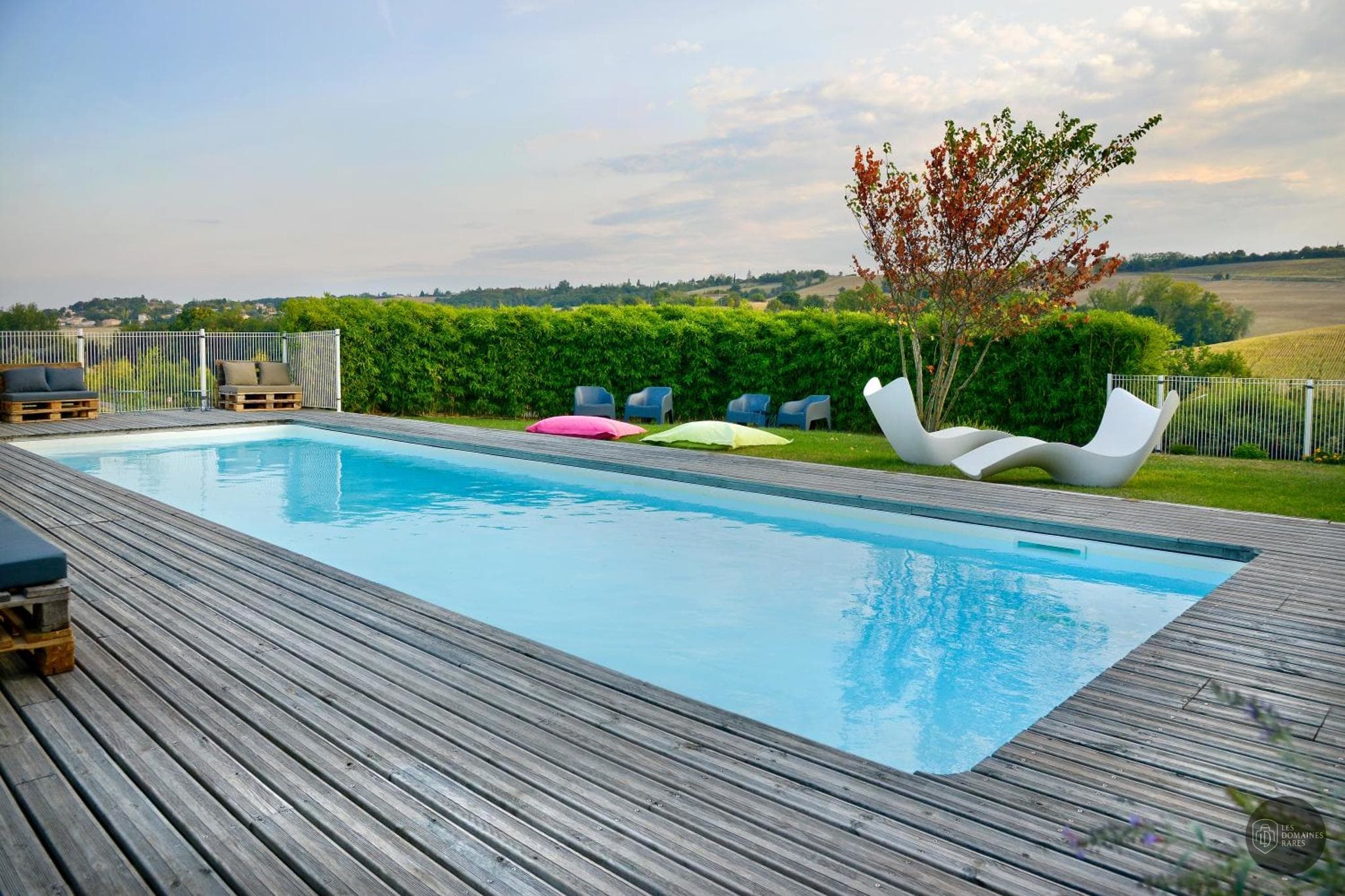 Piscine et activités du château En Marge à Aureville en Occitanie