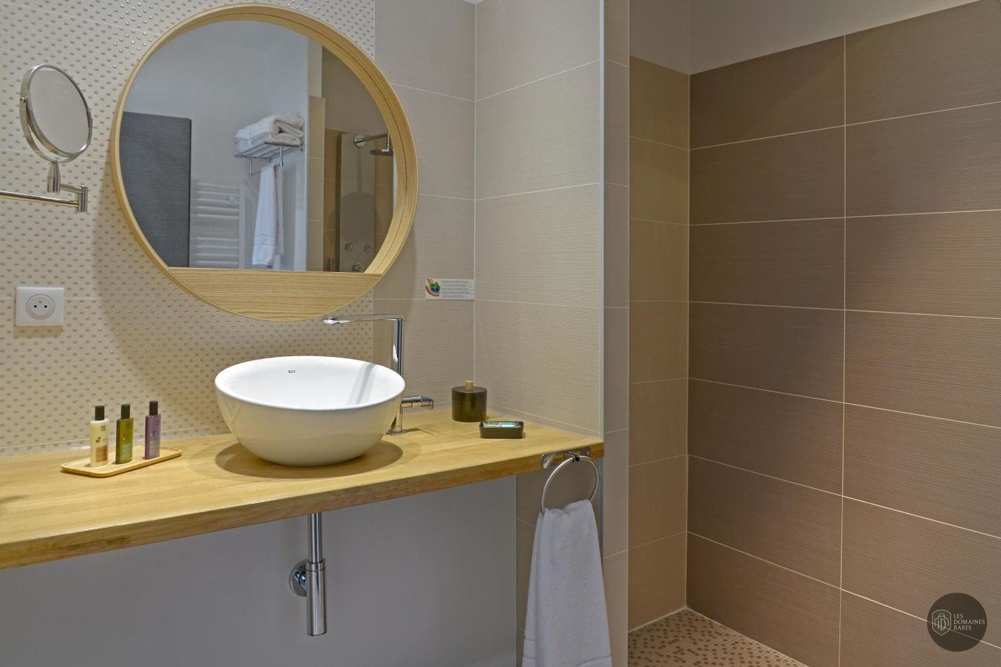 Salle de bain du château En Marge à Aureville en Occitanie