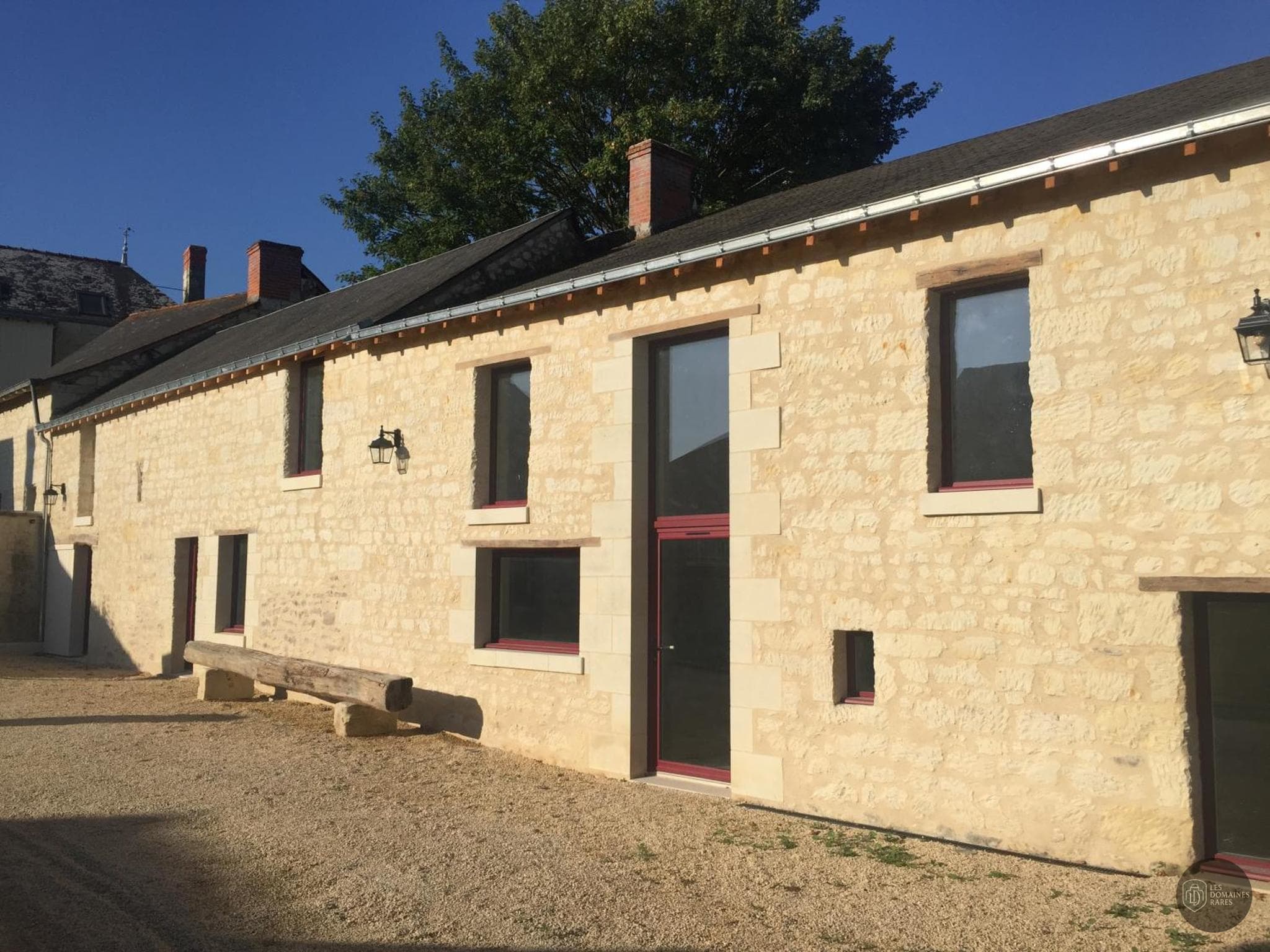 Vue extérieure du lieu En Rou Libre à Rou en Pays de la Loire