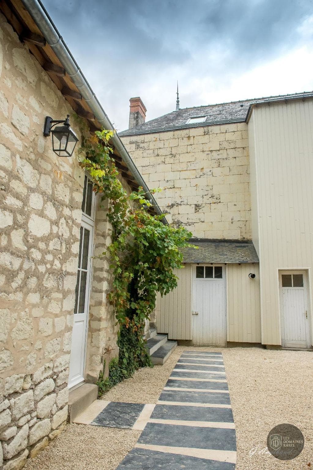 Vue extérieure du lieu En Rou Libre à Rou en Pays de la Loire