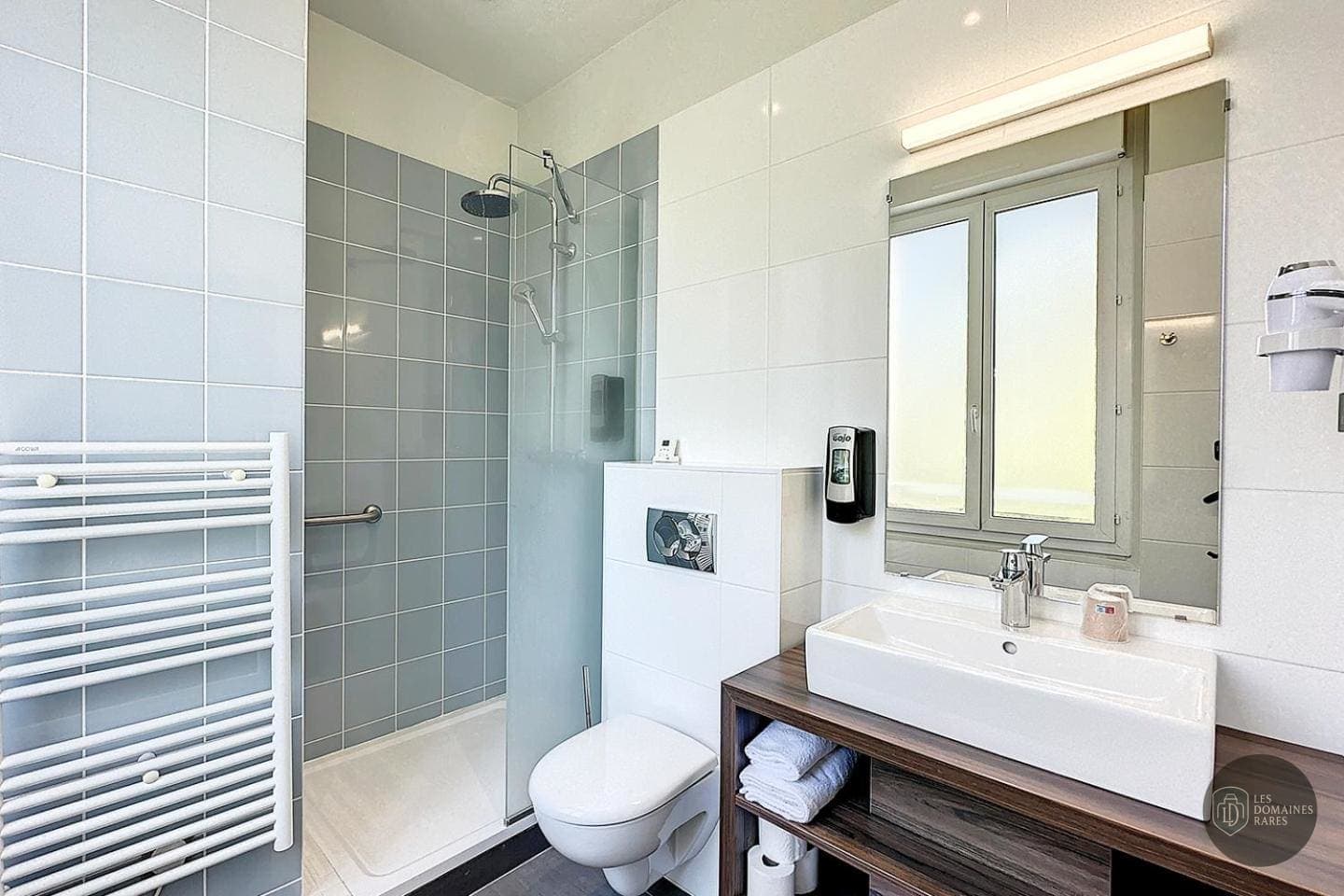 Salle de bain de l'hôtel Enclos Rey à Paris en Île-de-France