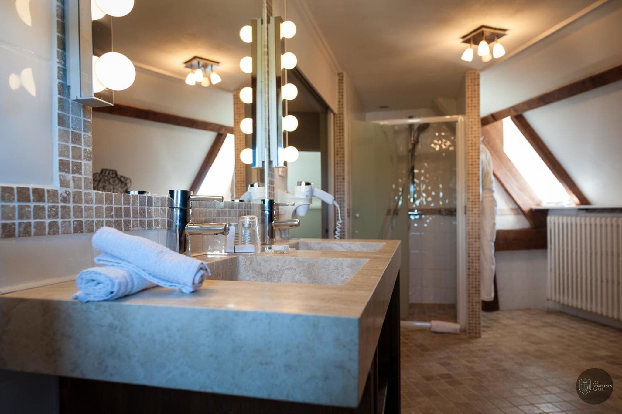 Salle de bain de l'hôtel Ermitage de Corton en Bourgogne-Franche-Comté