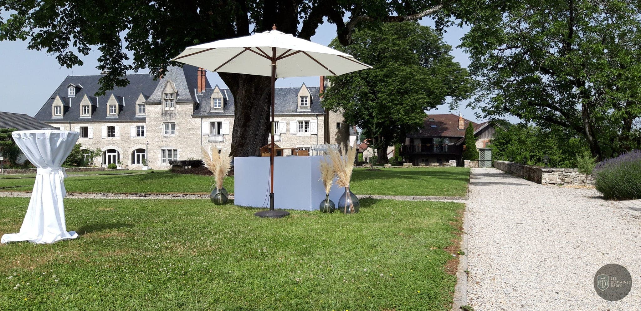 Vue extérieure du château Espace Beltane à Amondans en Bourgogne-Franche-Comté