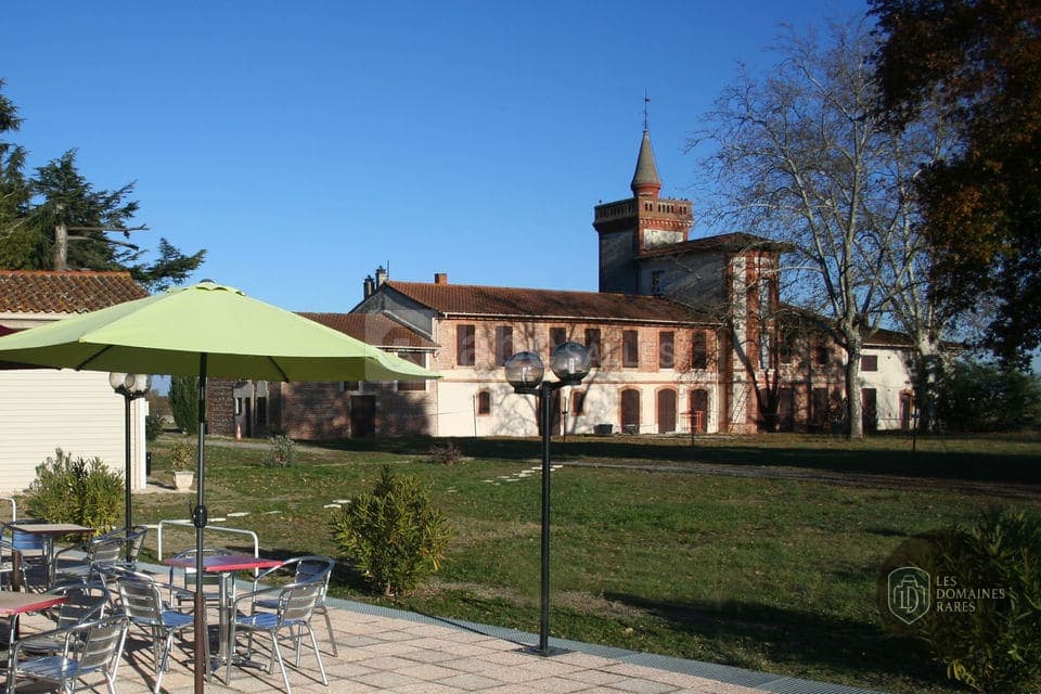 Vue extérieure du salle de réception Espace Sardelis à Lherm en Occitanie