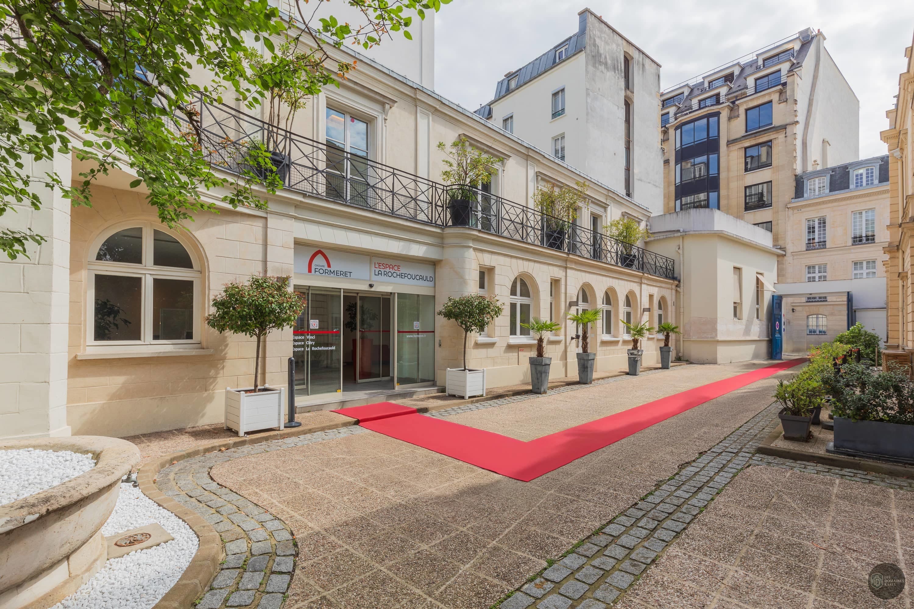 Vue extérieure de l'hôtel Espace Vinci à Paris en Île-de-France