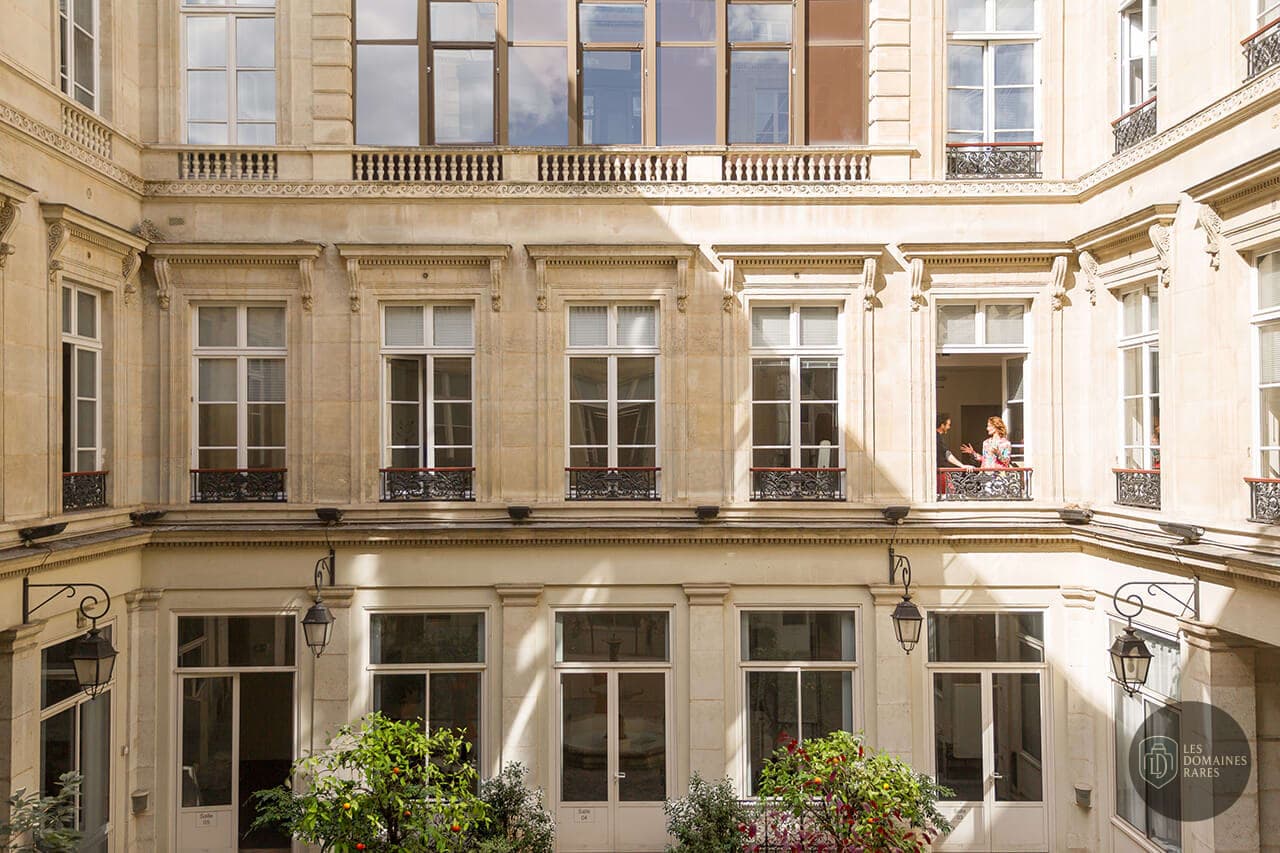 Vue extérieure de l'hôtel Espace Vinci à Paris en Île-de-France