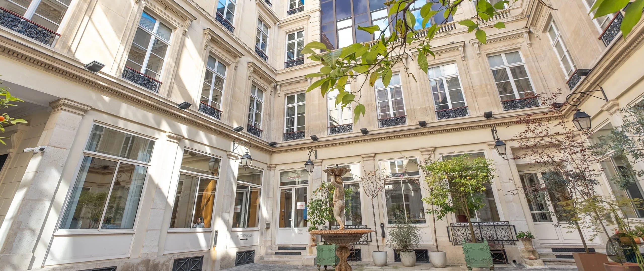 Vue extérieure de l'hôtel Espace Vinci à Paris en Île-de-France