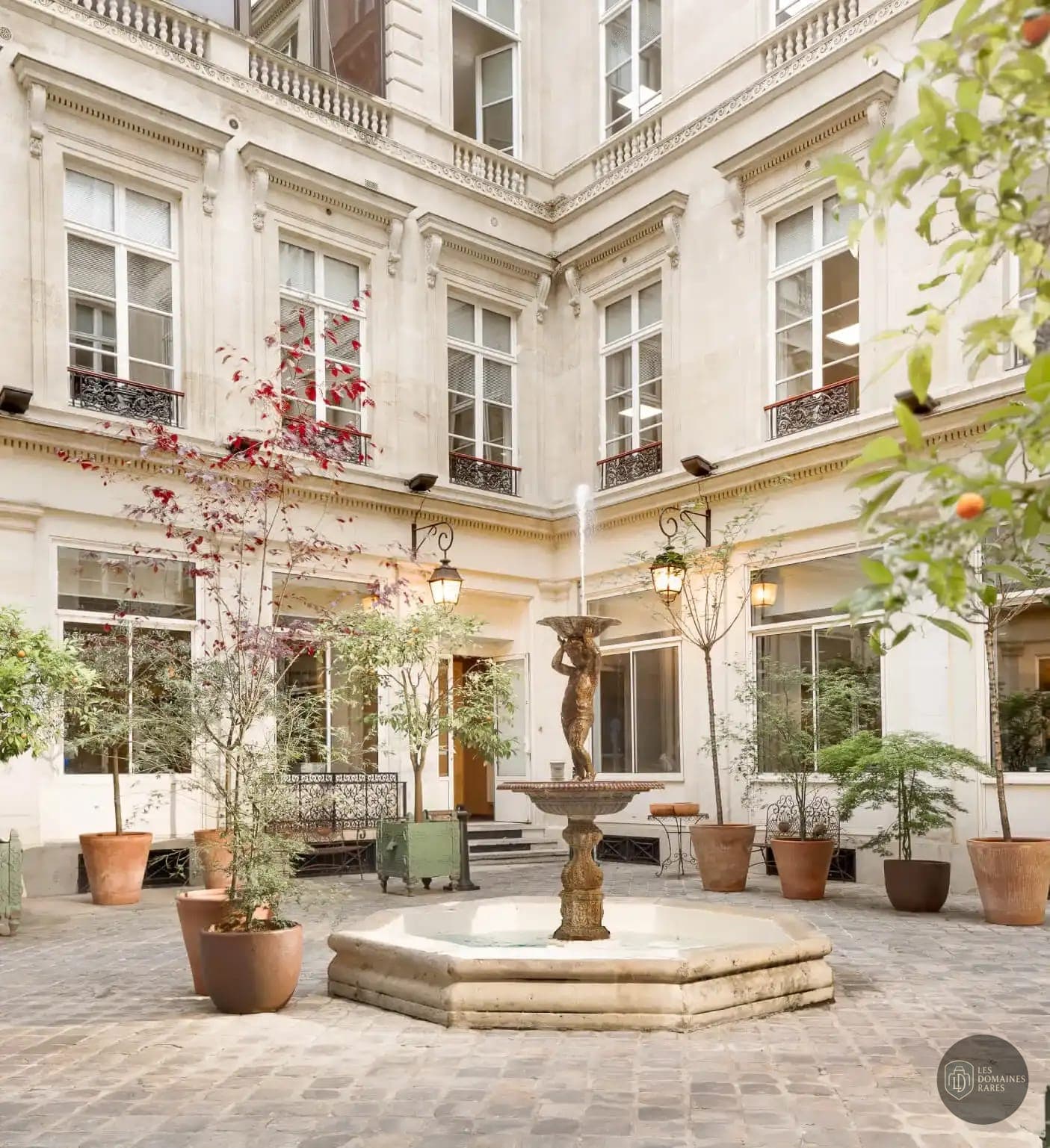 Vue extérieure de l'hôtel Espace Vinci à Paris en Île-de-France