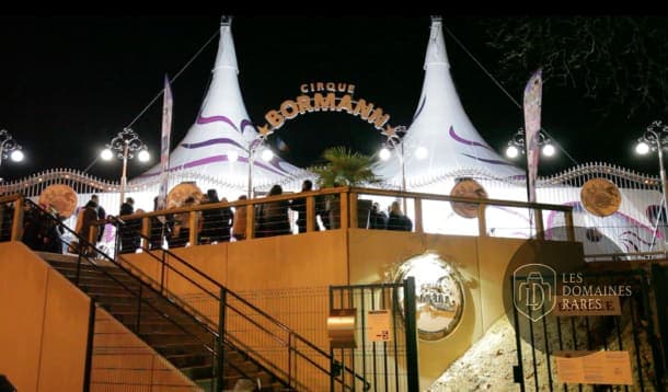 Entrée du cirque Bormann, de nuit