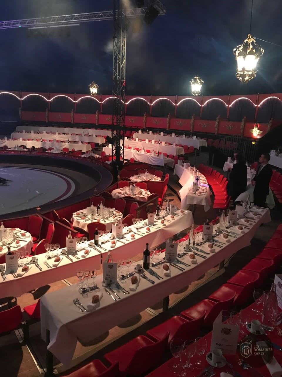 Salle de réception avec tables dressées