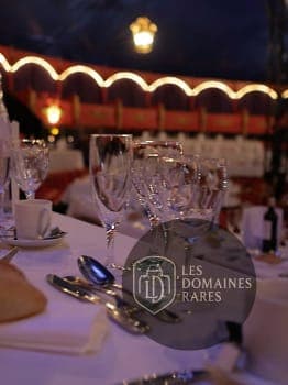 Détail d'une table dressée (dîner spectacle)