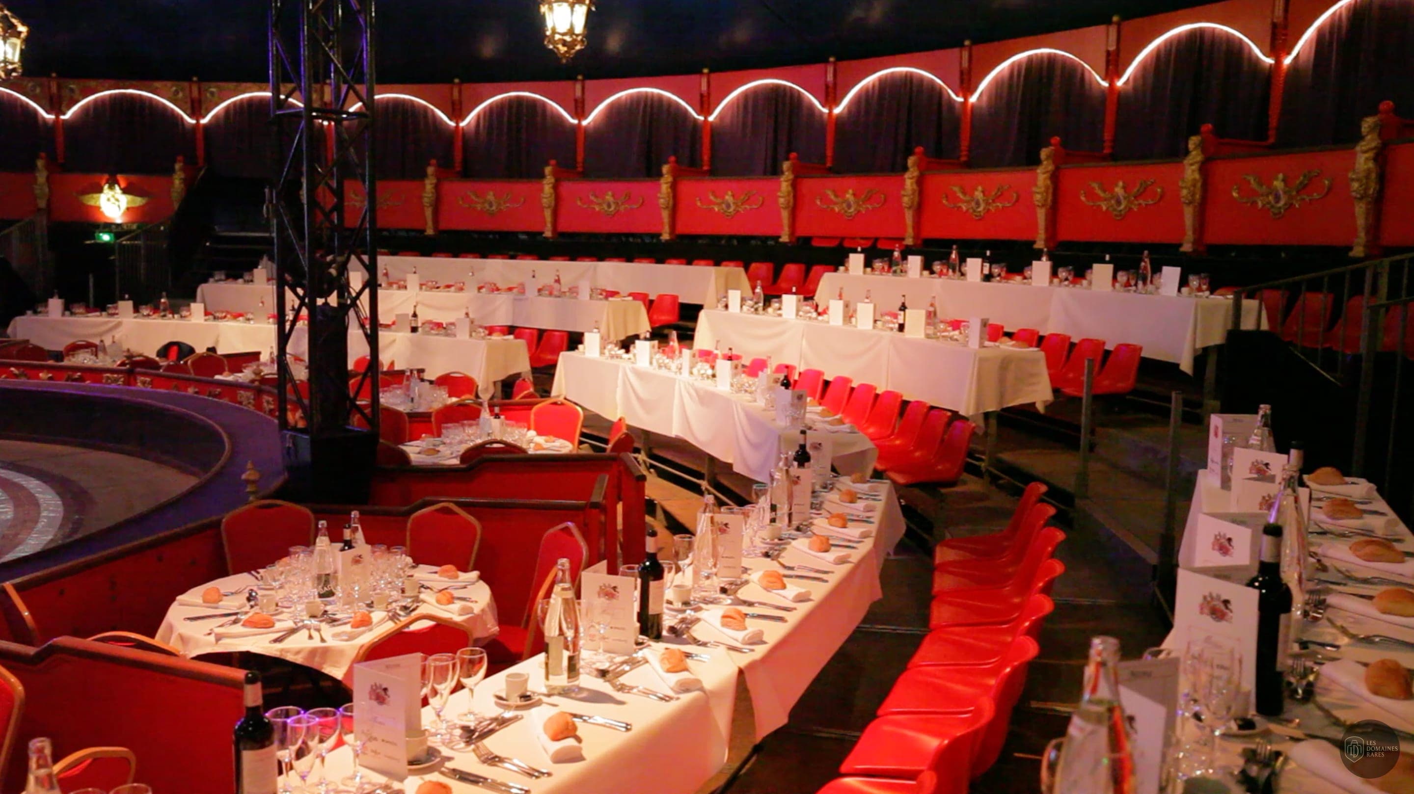 Salles à manger avec tables dressées
