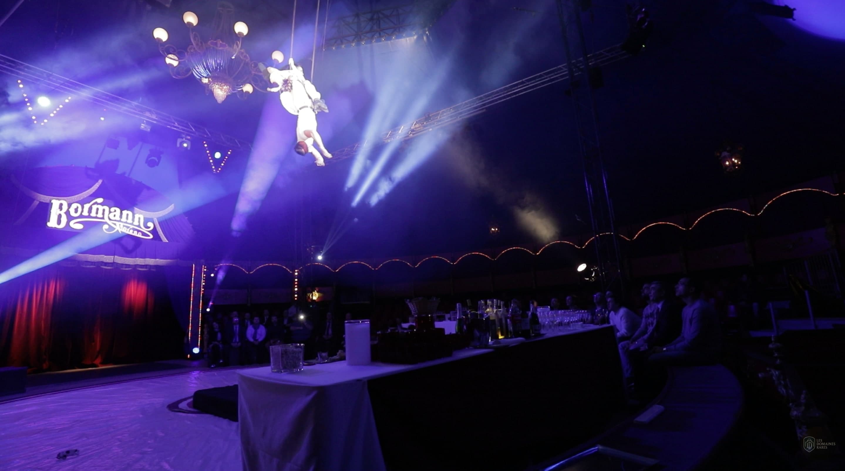 Acrobate et bar dans l'espace événementiel