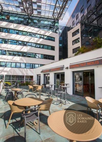 Terrasse extérieure avec bâtiments modernes