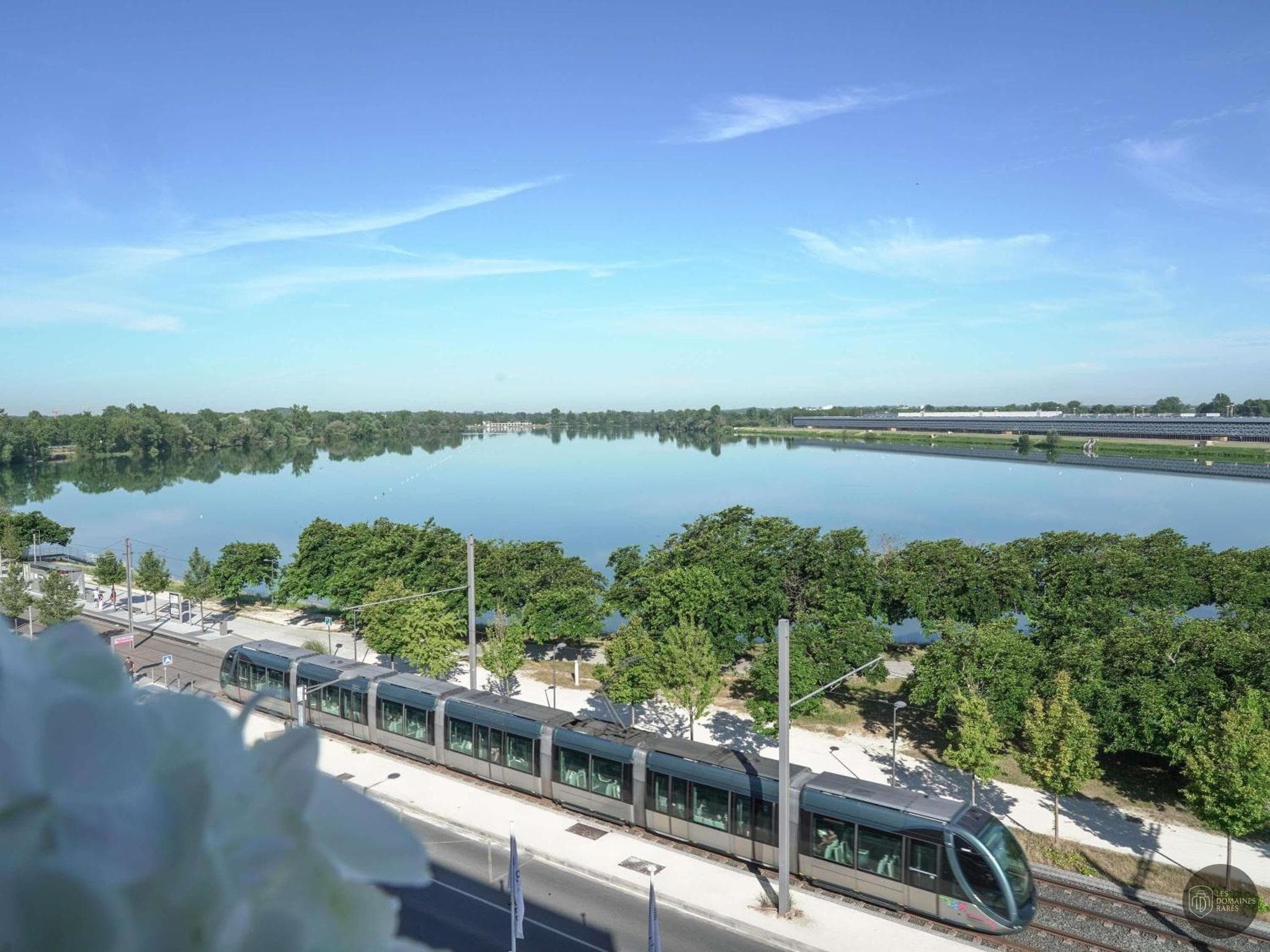 Vue extérieure du complexe de loisirs Eva Bordeaux Lac à Bordeaux en Nouvelle-Aquitaine
