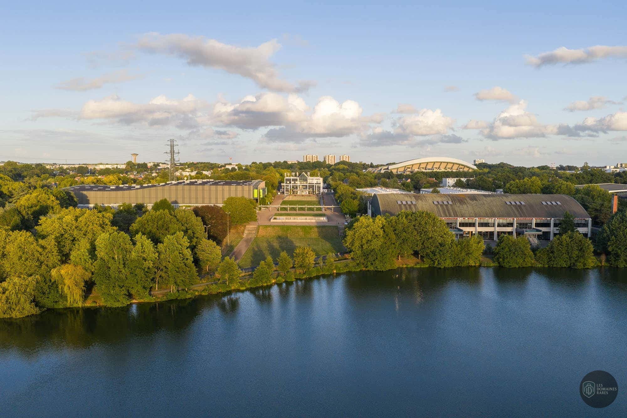 Vue aérienne d'Exponantes près d'un lac