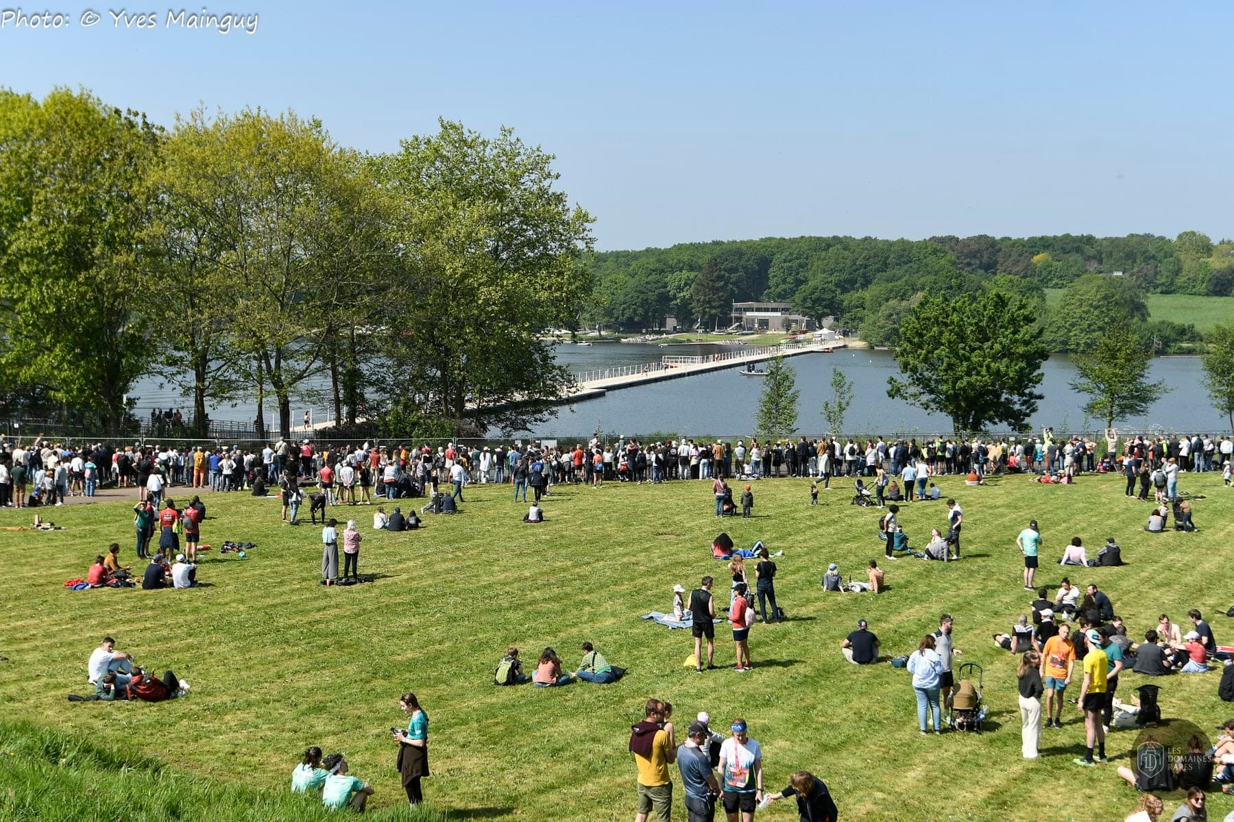 Foule sur l'herbe au bord du lac