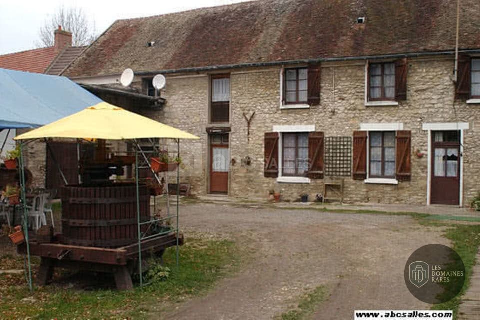 Vue extérieure de la ferme Ferme De Damply en Île-de-France