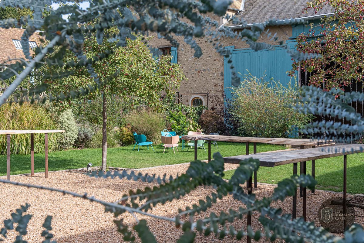 Jardin extérieur avec tables et chaises
