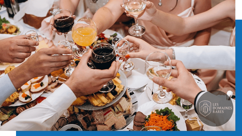 Repas de fête avec toasts et boissons