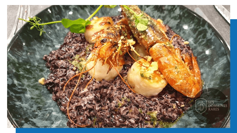 Plat de riz noir et fruits de mer